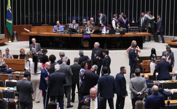 Discussão e votação de propostas legislativas.