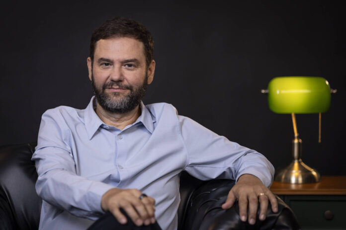 Sérgio Dávila: IA é degrau na evolução do jornalismo - 02/04/2026 - Política