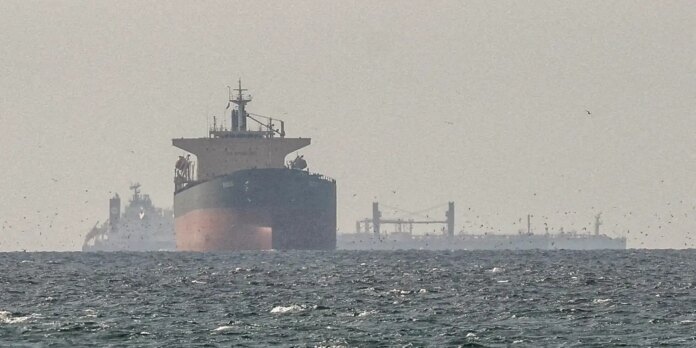 Saída dos Emirados Árabes da Opep provoca nova alta do petróleo