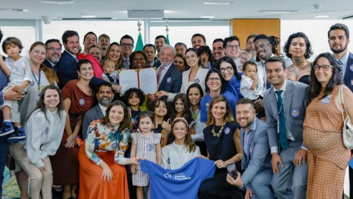 Lei amplia licença-paternidade para 20 dias e cria salário-paternidade - Lei amplia licença-paternidade para 20 dias e cria salário-paternidade - Notícias