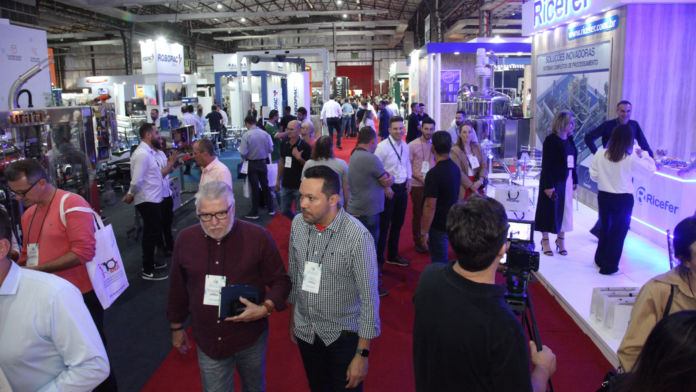 Visitantes circulam por estandes de tecnologia e máquinas industriais durante a Envase Brasil, feira do setor de envase e embalagens em Bento Gonçalves