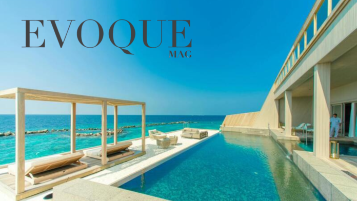 Evoque (1) Ambiente à beira-mar que traduz a estética da nova edição da Evoque Magazine, associando exclusividade, arquitetura e experiência