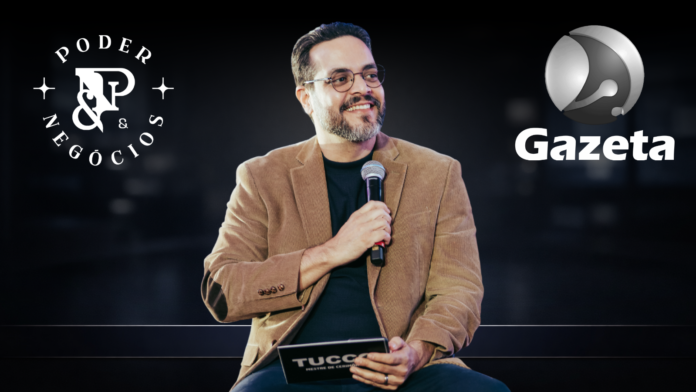Apresentador do programa Poder & Negócios em estúdio, segurando microfone, com identidade visual do programa à esquerda e logotipo da TV Gazeta à direita em fundo escuro