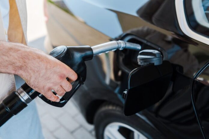 Comissões debatem formação de preços no mercado de combustíveis; participe Pessoa abastece o carro num posto de gasolina