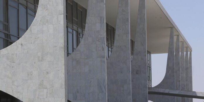 Terceirizados do governo têm redução de jornada e auxílio para Terceirizados do governo têm redução de jornada e auxílio para creche