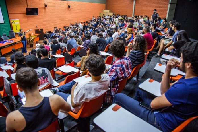 Lei sancionada reestrutura carreiras do serviço público federal - Notícias Educação - sala de aula - universidade universitários professores estudantes alunos