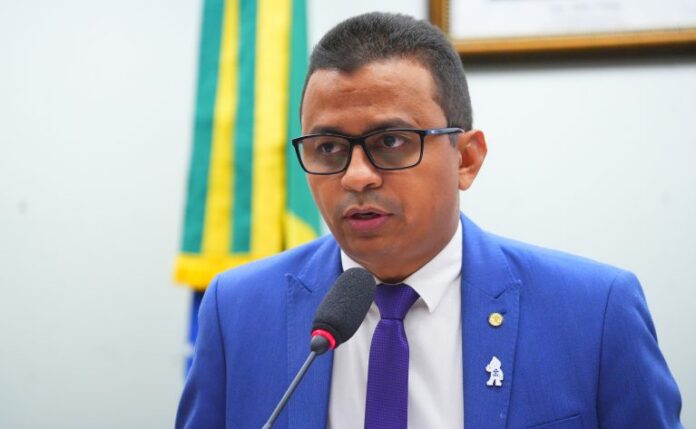 Deputado Dr. Francisco fala ao microfone