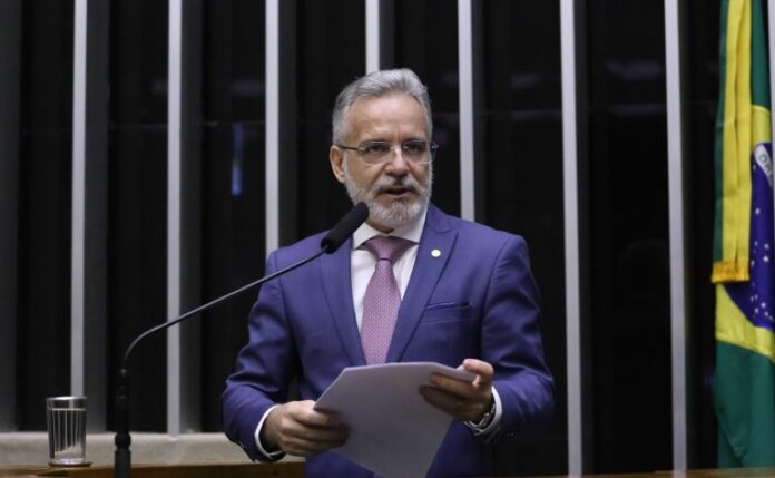 Deputado Gilberto Abramo fala ao microfone