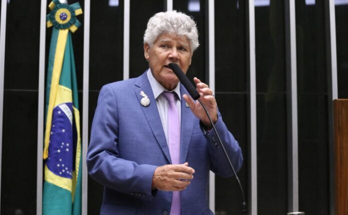 Projeto obriga órgãos públicos a receber documentos por e-mail institucional Deputado Chico Alencar fala ao microfone. Ele é claro, tem o cabelo cacheado e grisalho, e usa um terno cinza