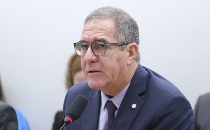 deputado luiz gastão em reunião de comissão