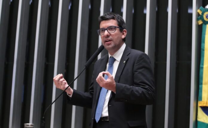 Deputado Marcelo Queiroz fala ao microfone