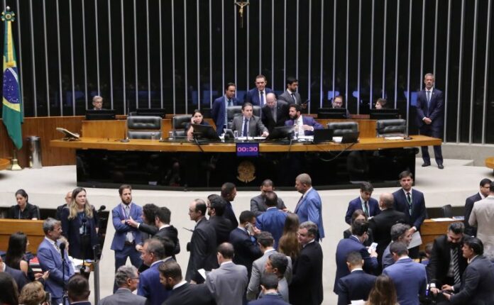 Câmara aprova projeto que reajusta multa por adulteração de combustíveis Discussão e votação de propostas legislativas.