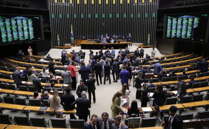 Câmara aprova em 1º turno PEC que garante recursos mínimos Câmara aprova em 1º turno PEC que garante recursos mínimos para assistência social - Notícias