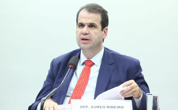 Deputado Aureo Ribeiro fala ao microfone