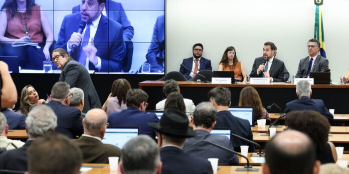 Boulos critica compensação a empresas pelo fim da escala 6x1 Boulos critica compensação a empresas pelo fim da escala 6x1