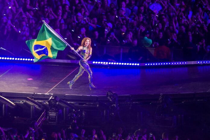 Shakira renova feminismo e amor pelo Brasil em Copacabana - 03/05/2026 - Ilustrada