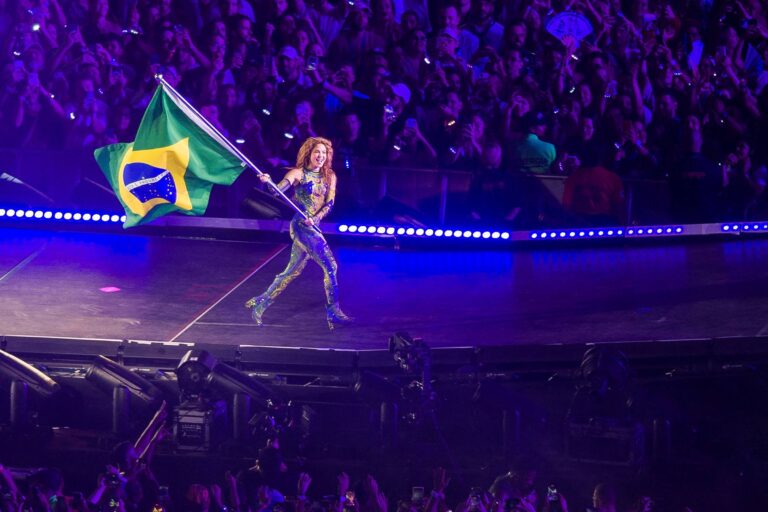 Shakira renova feminismo e amor pelo Brasil em Copacabana - 03/05/2026 - Ilustrada