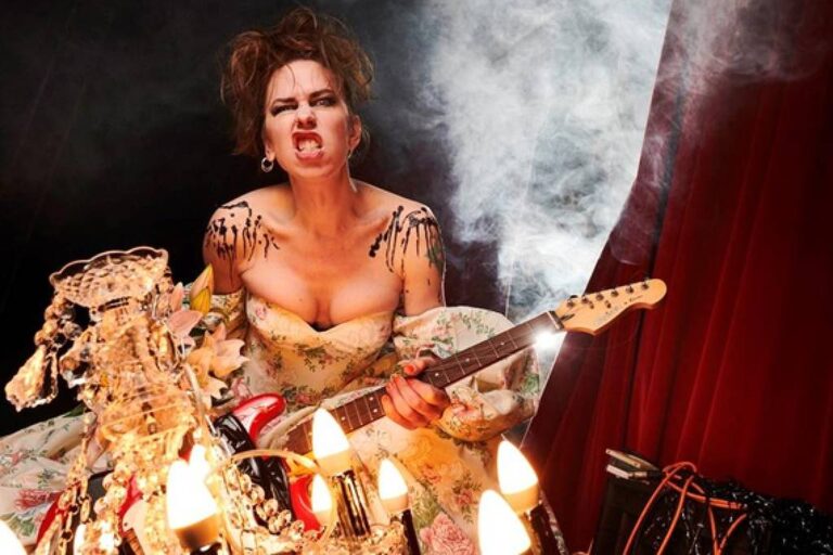 Espetáculo explora teoria sobre identidade trans de Cobain - 07/05/2026 - Ilustrada