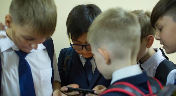 Uso de dispositivos em excesso compromete desenvolvimento infantil Uso de dispositivos em excesso compromete desenvolvimento infantil