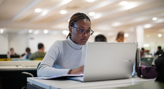 Desigualdades persistentes privam jovens de trabalho digno na África Ocidental