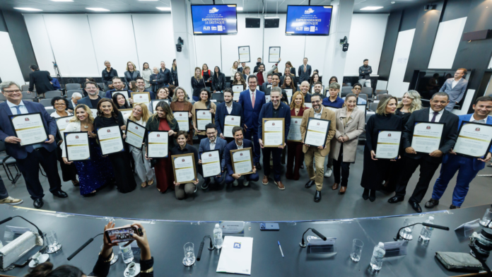 Alesp Participantes do prêmio Empreendedores de Destaque 2026 posam com diplomas de homenagem durante cerimônia realizada na ALESP, em São Paulo.