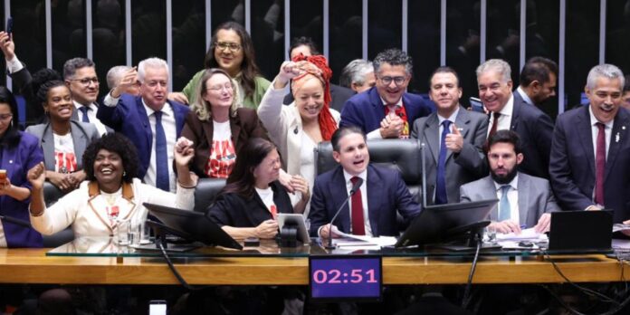 Câmara aprova, em dois turnos, a PEC pelo fim da Câmara aprova, em dois turnos, a PEC pelo fim da escala 6x1
