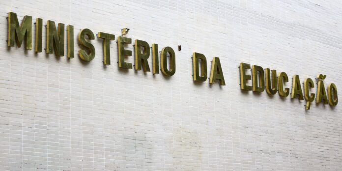 Metade dos professores formados em EAD tem desempenho insuficiente Metade dos professores formados em EAD tem desempenho insuficiente