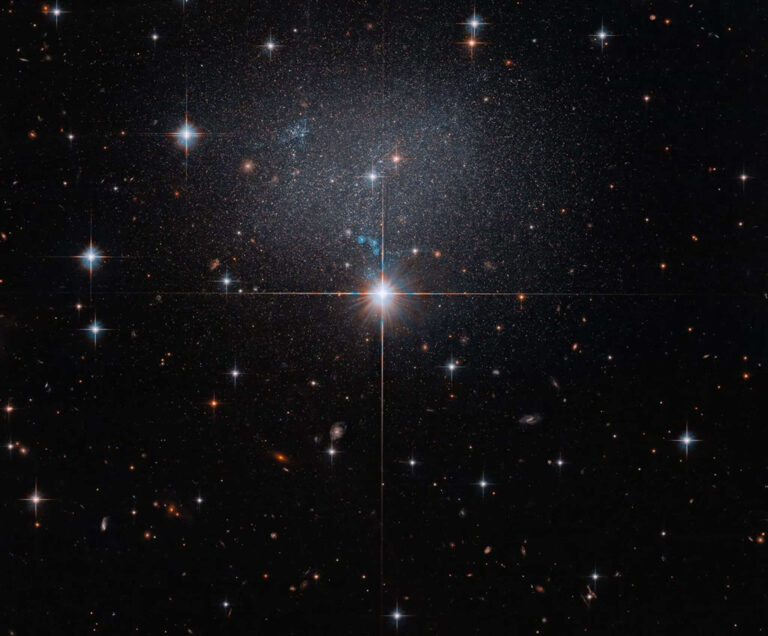 Telescópio Hubble captura imagem de galáxia irregular tênue
