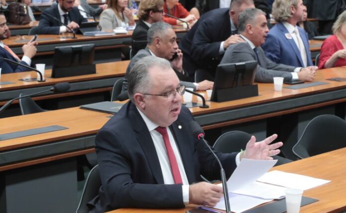 Comissão aprova permissão para doador indicar destino de recursos para Discussão e votação de propostas legislativas. Dep. Florentino Neto (PT-PI)