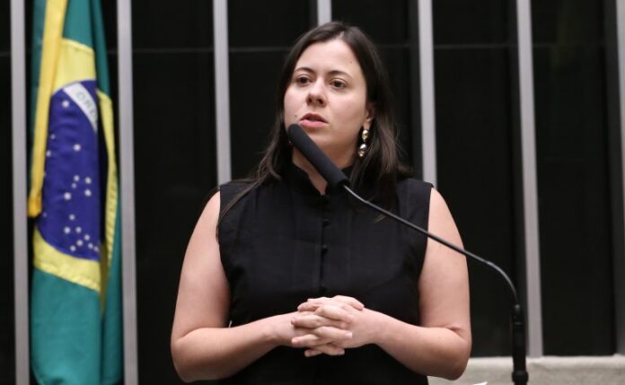Comissão aprova projeto que pune gestor que não pagar piso Deputada Sâmia Bomfim (Psol-SP) fala no Plenário da Câmara dos Deputados