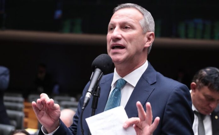 Deputado Sanderson (PL-RS) fala no Plenário da Câmara dos Deputados
