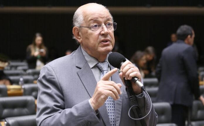 Deputado Luiz Carlos Hauly (Podemos-PR) fala no Plenário da Câmara dos Deputados