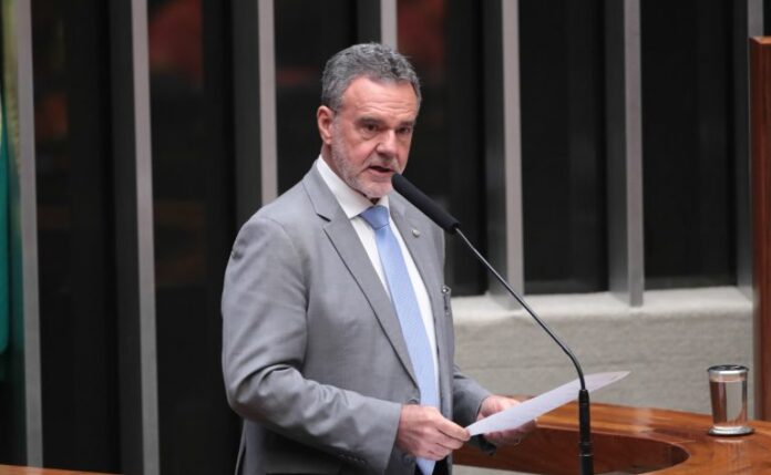 Homenagem ao Dia Internacional do Trabalho. Dep. Daniel Almeida (PCDOB-BA)