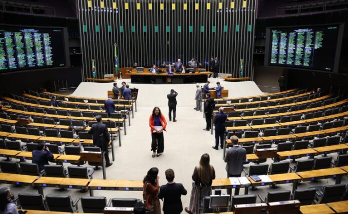 Deputados aprovam projeto que aumenta pena para militar que cometer Deputados aprovam projeto que aumenta pena para militar que cometer estupro de vulnerável - Notícias