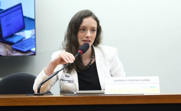 Especialistas defendem visão integral e novos avanços nos dez anos Audiência Pública - 10 anos do Marco Legal da Primeira Infância. Analista de Políticas Públicas - Fundação Maria Cecília Souto Vidigal, Verônica Teixeira Glória.