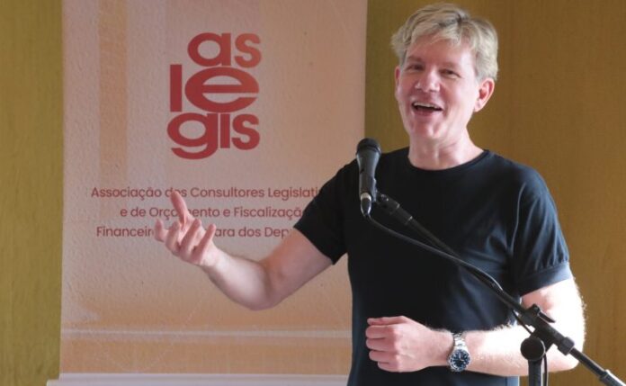 Especialista propõe análise de custo-benefício para priorizar investimentos públicos em Café de boas-vindas a Bjørn Lomborg. Escritor e cientista político dinamarquês, Bjørn Lomborg.