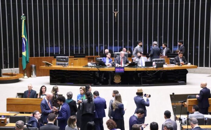 Câmara aprova proposta que regulamenta aposentadoria compulsória de empregados públicos aos 75 anos - Notícias