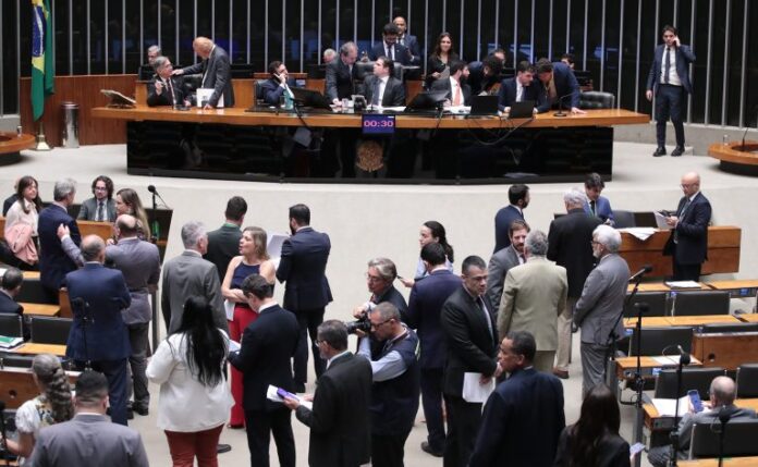 Câmara aprova projeto que permite pagar até 25% a mais Câmara aprova projeto que permite pagar até 25% a mais por produtos da Política de Garantia de Preços Mínimos - Notícias