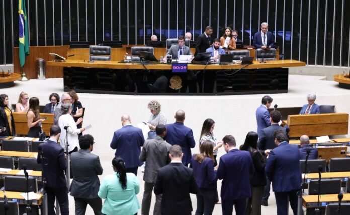 Câmara aprova proibição de sigilo em gastos públicos com viagens de autoridades - Notícias