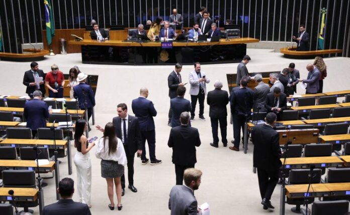 Câmara aprova novas regras para internação de adolescentes usuários de Câmara aprova novas regras para internação de adolescentes usuários de drogas em situação de risco; acompanhe - Notícias