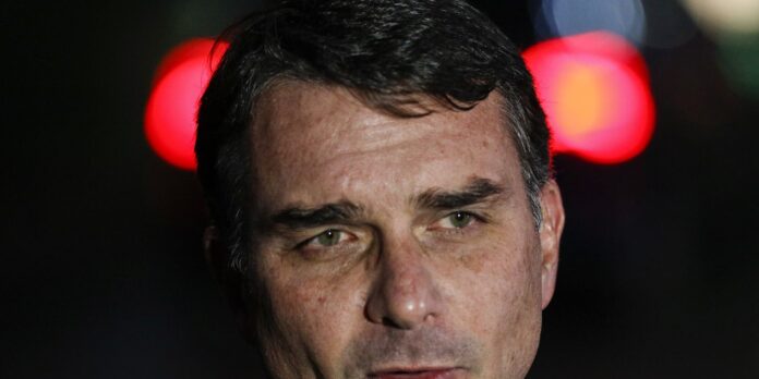 Flávio Bolsonaro admite cobrança a Vorcaro, mas nega crime Flávio Bolsonaro admite cobrança a Vorcaro, mas nega crime
