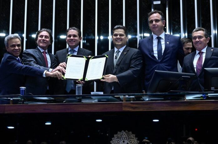 Sousa Silva, Eunício, Motta, Davi, Pacheco e Vital do Rêgo Filho, presidente do TCU, com o texto promulgado