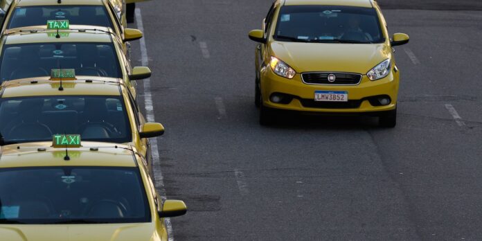 Governo publica MP que destina R$ 30 bi a taxistas Governo publica MP que destina R$ 30 bi a taxistas e motoristas de app