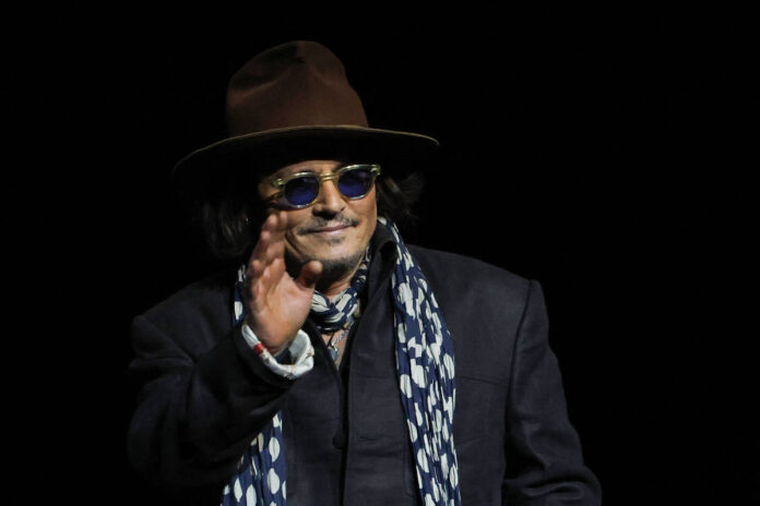 Johnny Depp evita falar de Hollywood e dirige filme - Johnny Depp evita falar de Hollywood e dirige filme - 24/06/2026 - Ilustrada