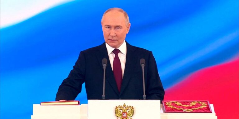 Putin rejeita encontro com Zelensky e cobra negociações indiretas