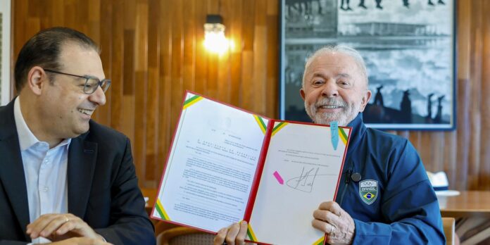 Lula sanciona lei que garante renovação automática da CNH Lula sanciona lei que garante renovação automática da CNH