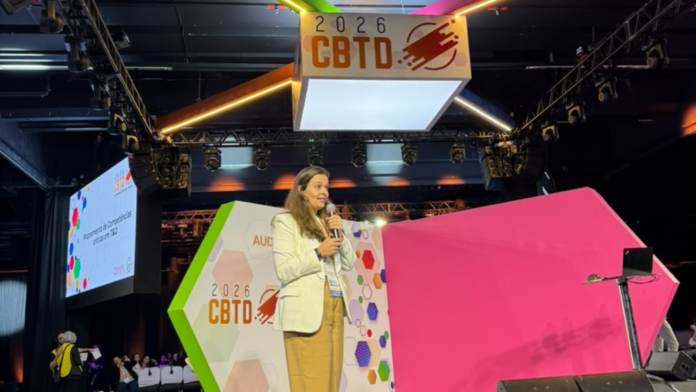 Alessandra Oliveira durante palestra da Fellipelli no CBTD 2026 sobre liderança, neurociência e inteligência emocional em cenários de alta complexidade.