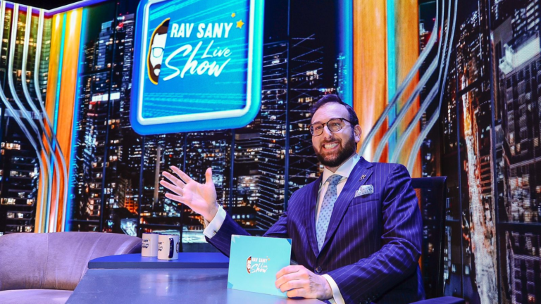 Rav Sany no cenário do Rav Sany Live Show durante gravação do programa, que passa a integrar a programação da BM&C News.