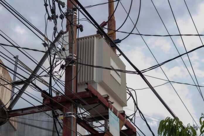 Comissão debate práticas ilegais e furtos no setor de energia Poste com muitos fios de energia elétrica