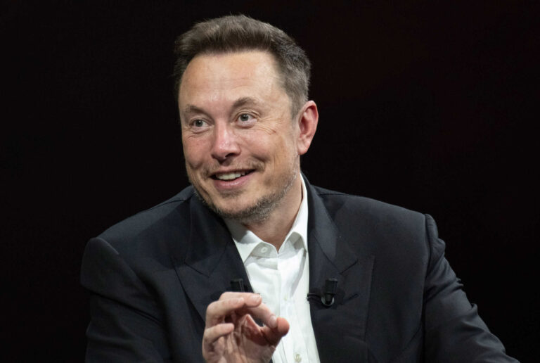 Neste momento, Elon Musk não é mais trilionário